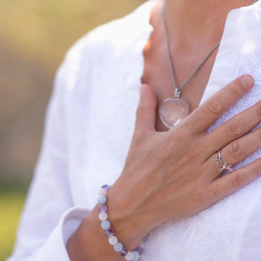 What is Gratitude? And How to Practice it (With Some Gratitude Practicing Prompts)